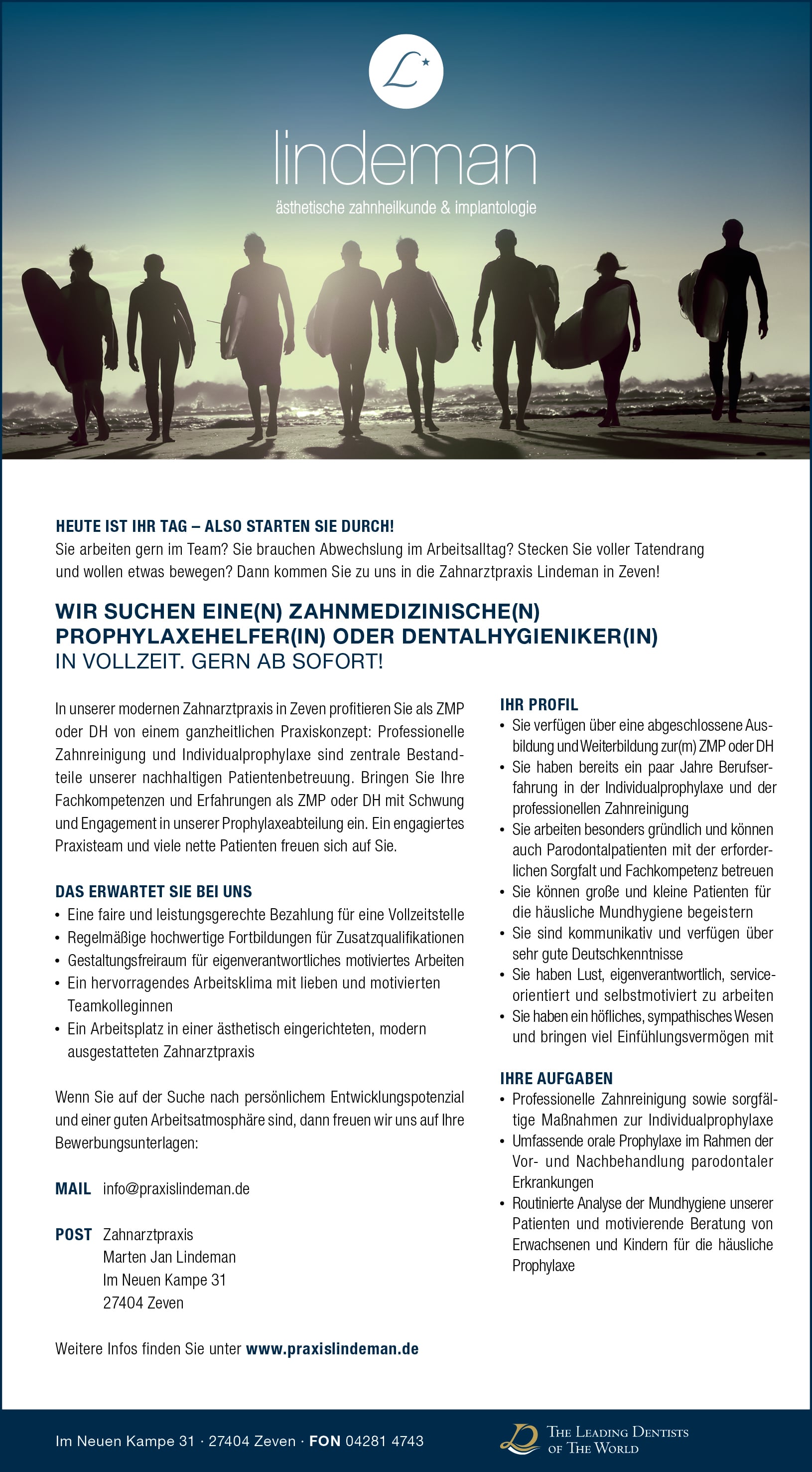 Team von Surfern am Strand