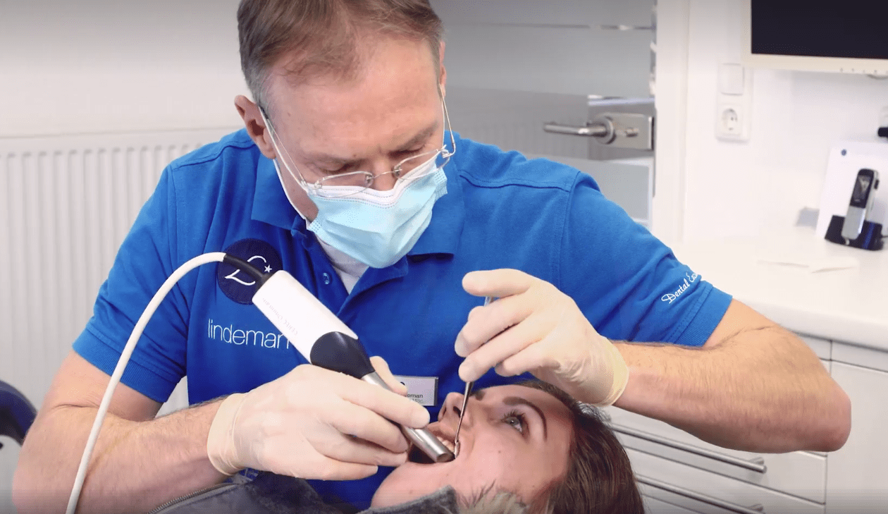 Praxis Zahnarzt Lindemann bei einer Behandlung